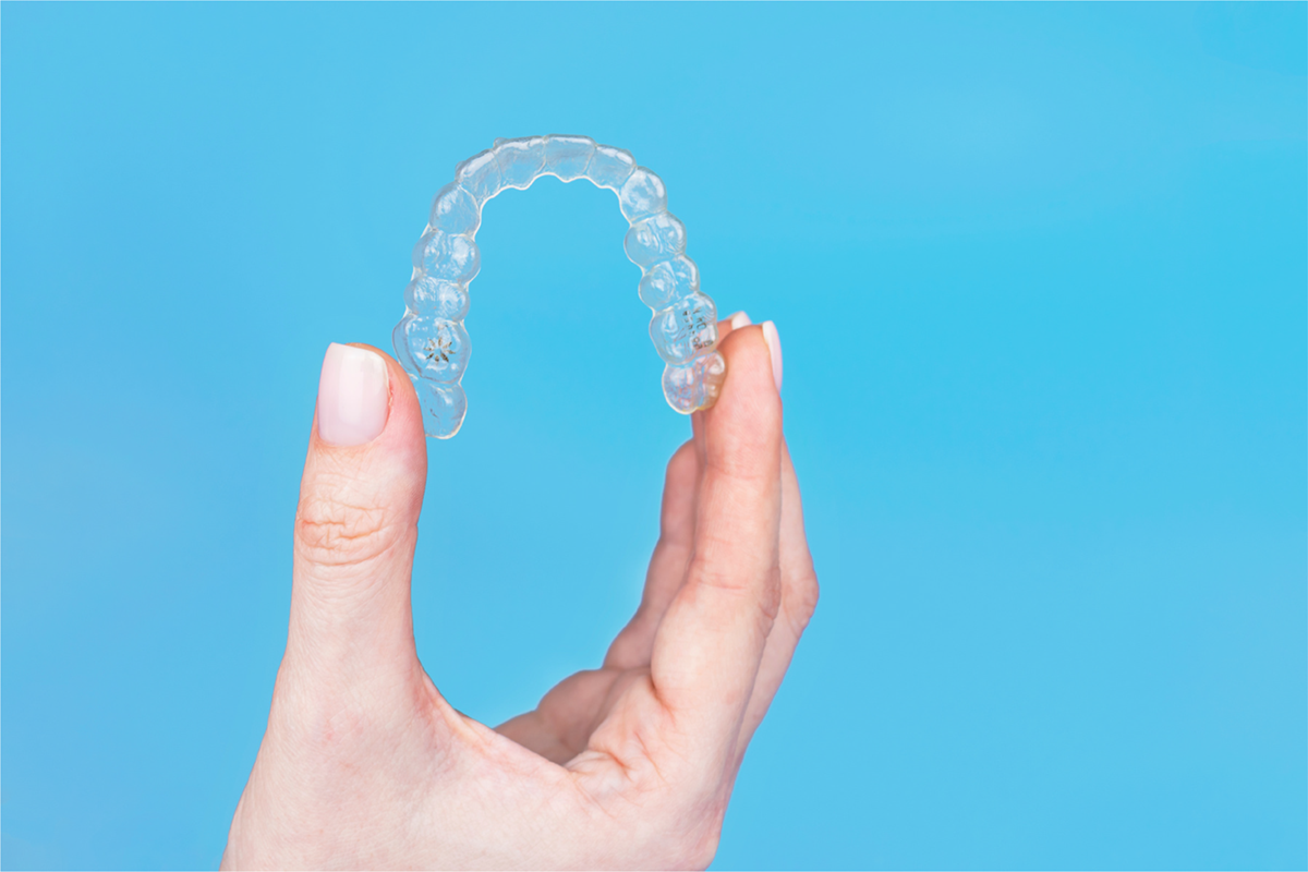 nevidni zobni aparat-Lux Dental